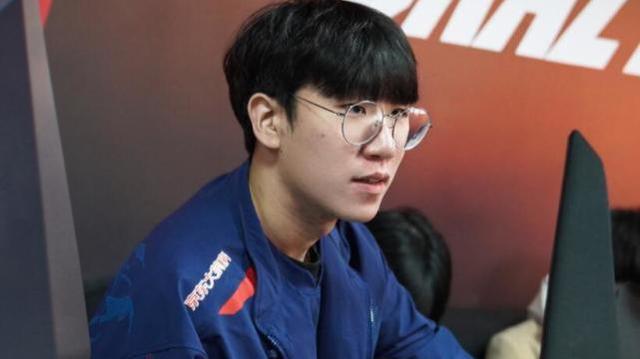 爱游戏官网-红与蓝的对决，冠军之路不容有失的简单介绍