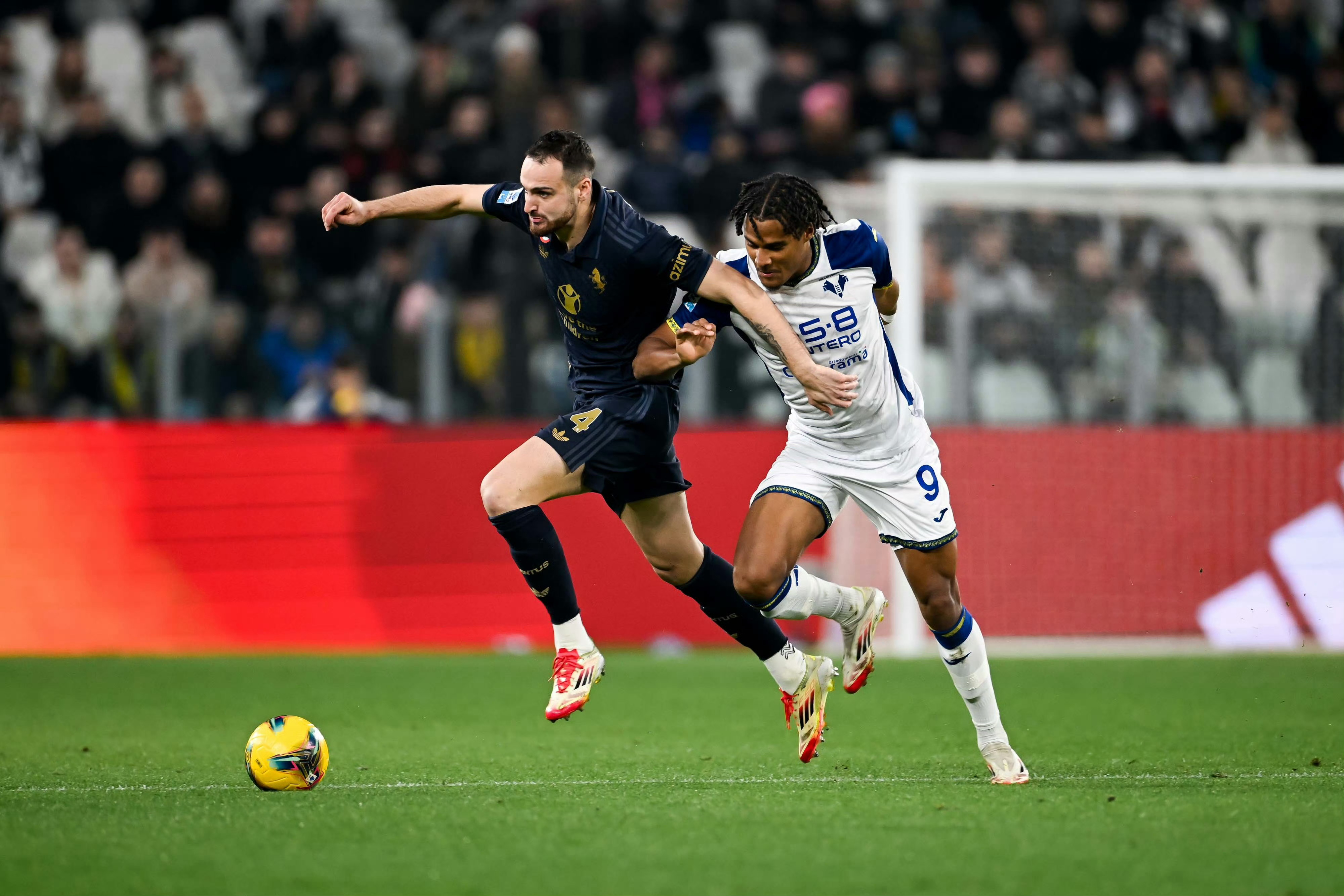 尤文图斯遗憾输给巴伦西亚,失去晋级机会(尤文图斯vs巴塞罗那2020年12月9日) 尤文图斯遗憾输给巴伦西亚,失去晋级机会(尤文图斯vs巴塞罗那2020年12月9日)