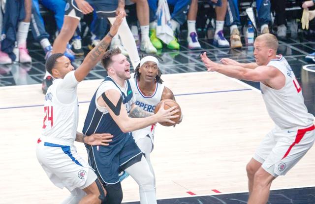 快船主场惨败，季后赛形势堪忧