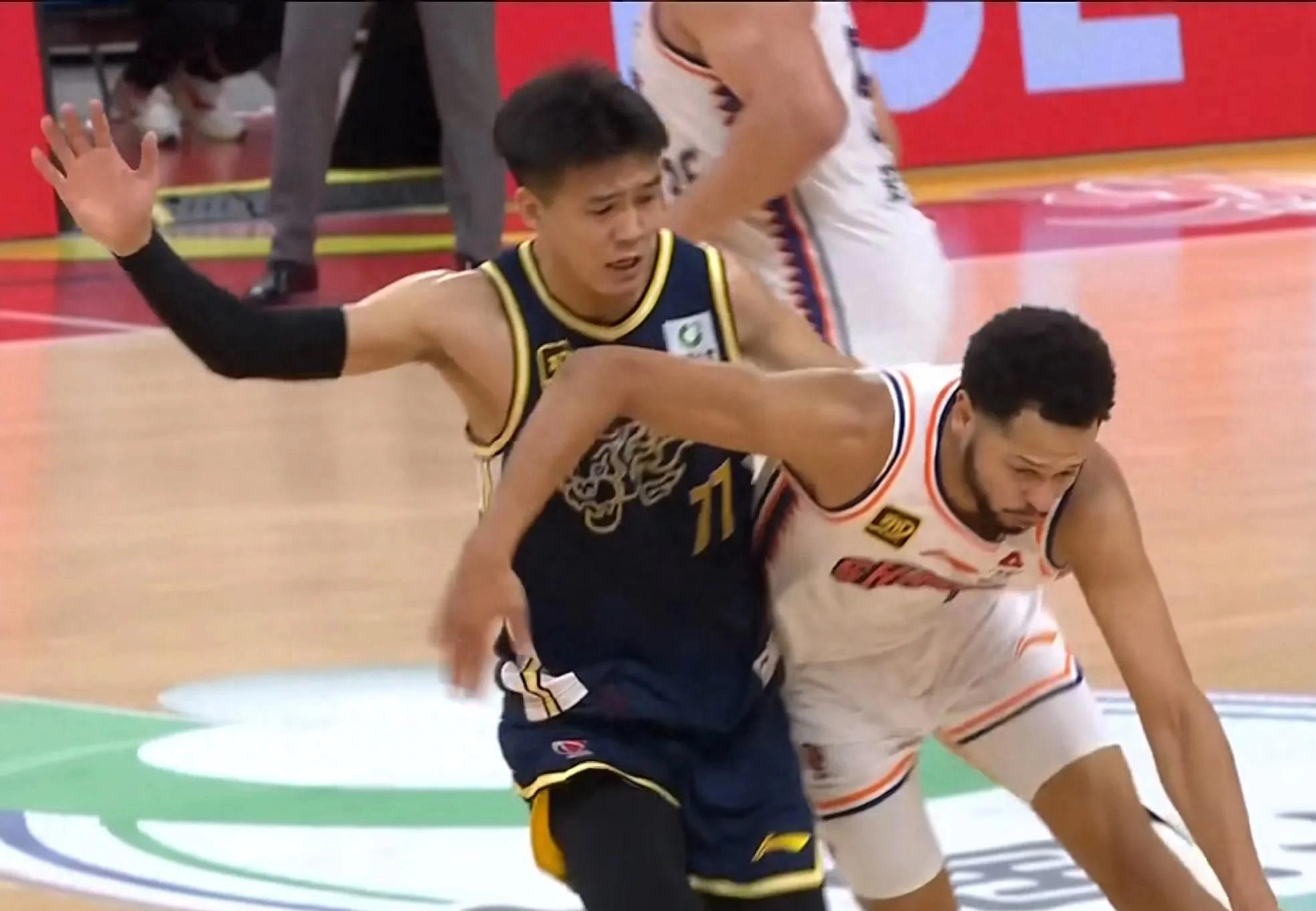 广东队成为本场最大亮点，CBA季后赛瞬间破防，封盖