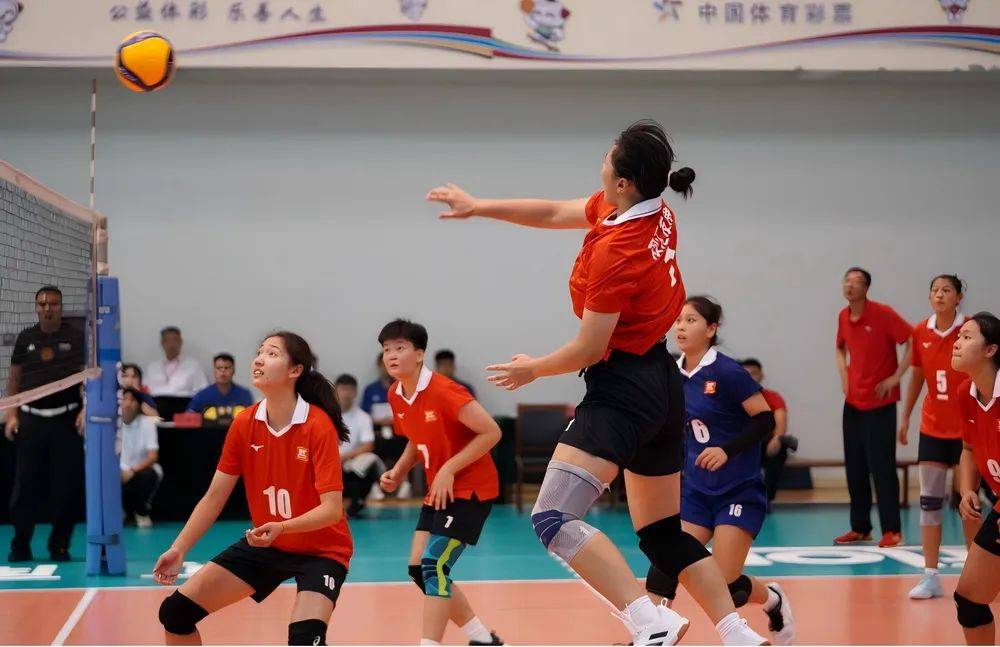 全力以赴，斗志昂扬球员争夺胜利的简单介绍