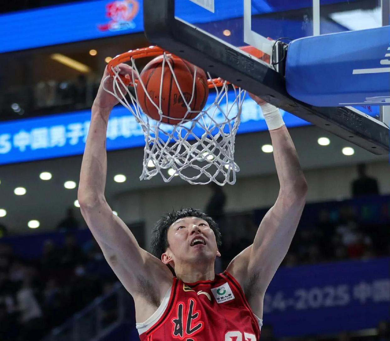 广东宏远豪取连胜,稳坐季后赛头把交椅 广东宏远豪取连胜,稳坐季后赛头把交椅