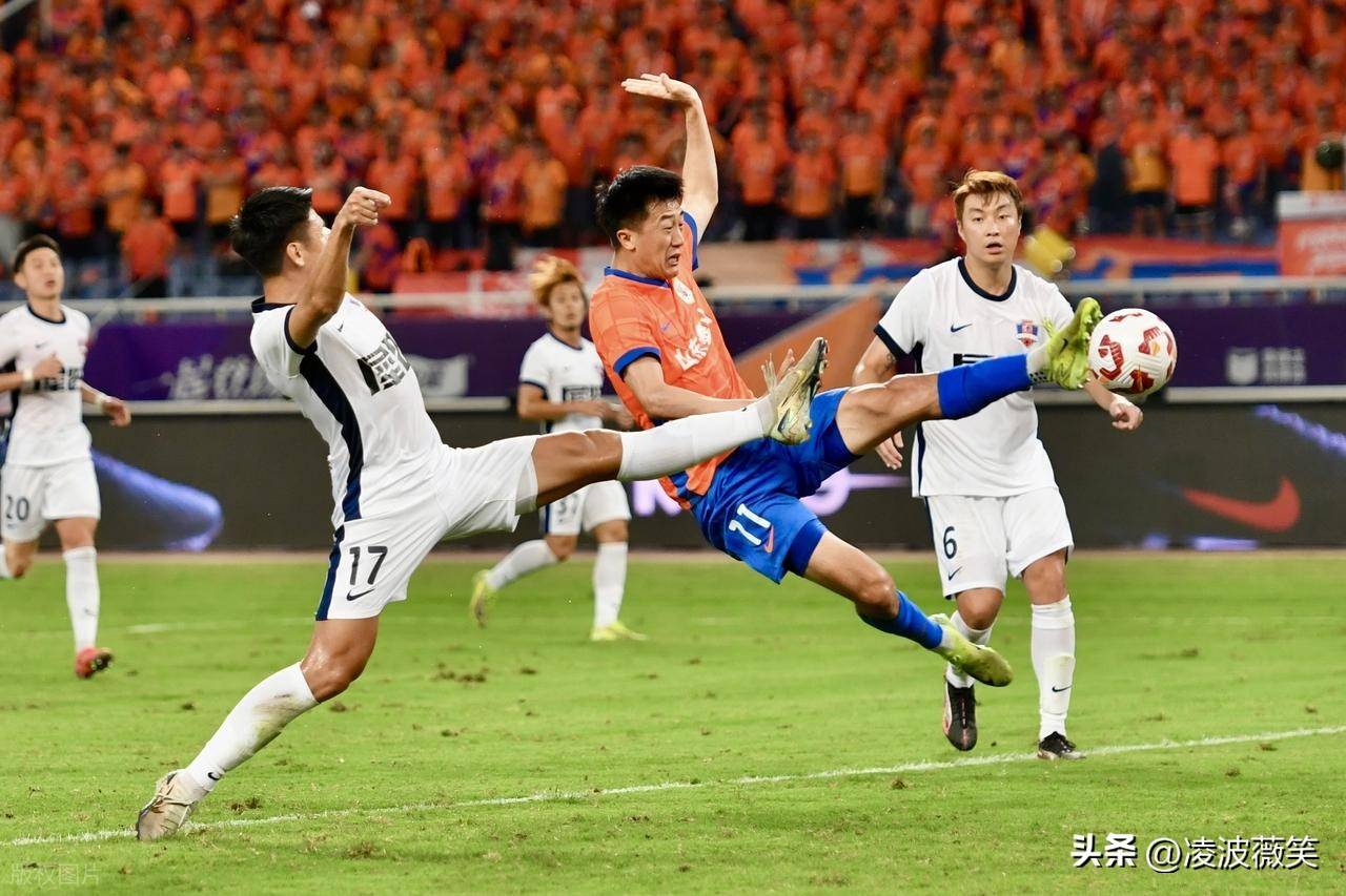 爱游戏在线-球队客场较量，多点开花取得胜利