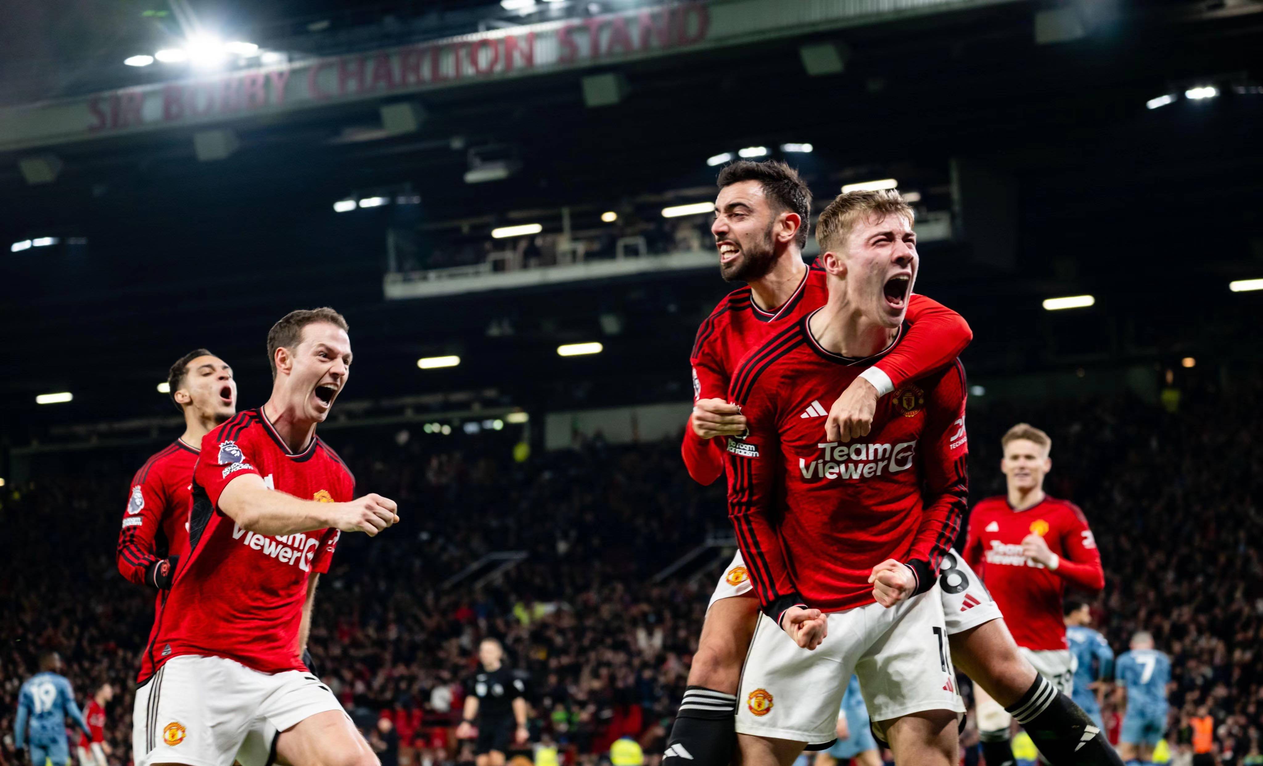 爱游戏网页版登录入口-曼联球迷现场助威，激发球队夺冠斗志的简单介绍