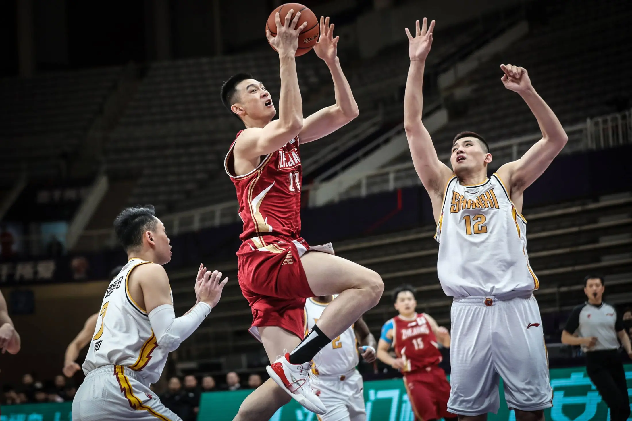 湖南男篮在比赛中击败对手,锁定胜局 湖南男篮在比赛中击败对手,锁定胜局