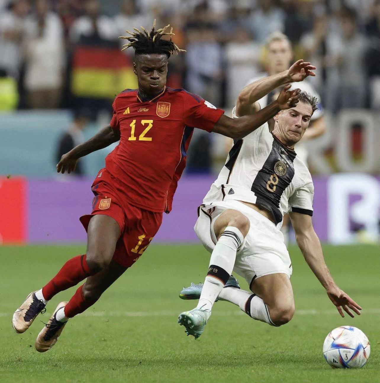 尼斯队员努力奋斗,赢得精彩比赛 尼斯队员努力奋斗,赢得精彩比赛